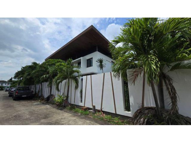 บ้านเดี่ยวหลังใหญ่ ลาดกระบัง ถนนเจ้าคุณทหาร ถนนคุ้มเกล้าซอย 35 ม.เจ้าพระยาสุวรรณภูมิ ใกล้สนามบินสุวรรณภูมิ