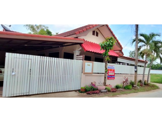 ขายบ้านมือสอง ปรับปรุงพร้อมอยู่ พื้นที่ 70 ตารางวา 3 ห้องนอน 3 ห้องน้ำ 1 ห้องโถง 1 ห้องครัวและมีห้องไว้ทานข้าว มีท