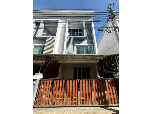 ขายทาว์นโฮม 3 ชั้น THE EXCLUSIVE วงแหวน-รามอินทรา ใกล้แฟชั่นไอซ์แ