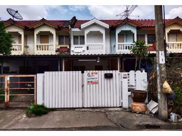 ขายทาวน์เฮ้าส์ หมู่บ้านนักกีฬาแหลมทอง ซอย 3 เนื้อที่ 23.7 ตร.ว. 2 ชั้น 2 นอน 1 น้ำ