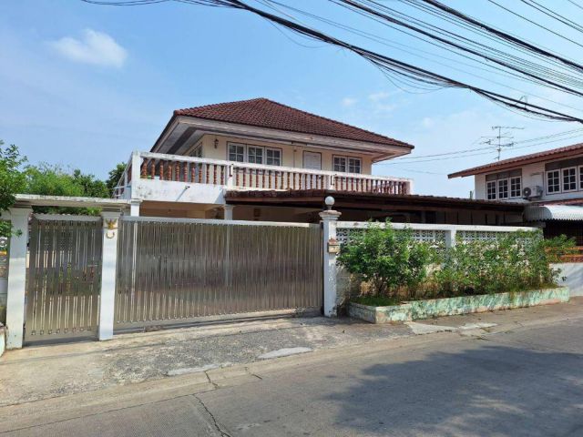 ขายบ้านเดี่ยว 2 ชั้น หลังมุม หมู่บ้านณรงค์สุขนิเวศน์ ติดถนนเลี่ยงเมืองนนทบุรี ซ.เรวดี ทำเลดี เดินทางสะดวกใกล้ MRT