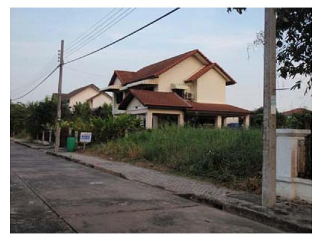 ที่ดินลาดกระบัง อยู่ในหมู่บ้านศุภาลัยเลค2 ที่ดินถนนคุ้มเกล้า  ถมแล้ว ใกล้ถนนตัดใหม่เชื่อมต่อกับถนนศรีนครินทร์ ร่มเกล้า ร