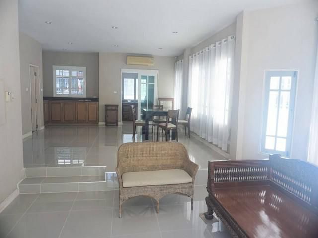 ให้เช่าบ้านเดี่ยว 220 ตร.ม. 4 ห้องนอน ถนนศรีนครินทร์ 51 ใกล้ซีคอน