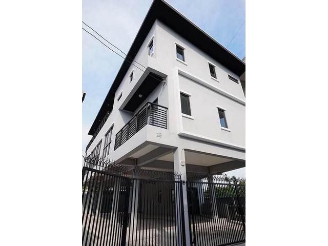 อาคาร 3 ชั้น 10 ห้องทำงาน 2 ห้องโถง  6 ห้องน้ำ ตรงข้ามเดอะไนน์