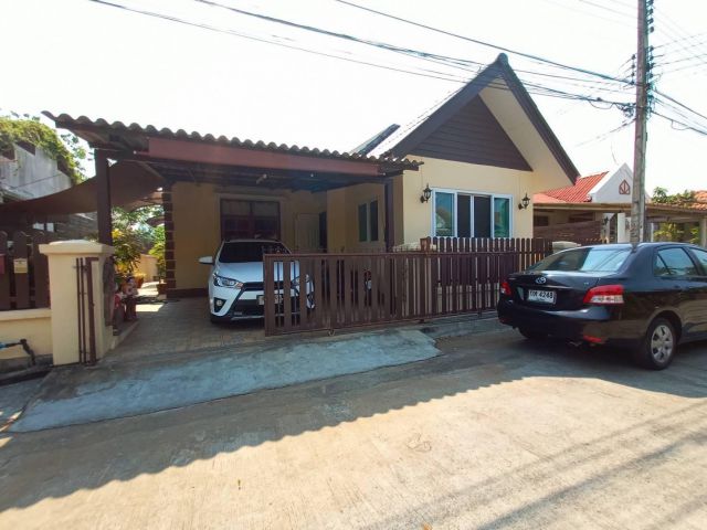 ขายบ้านใกล้สนามบิน 50 ตรว 2.5 ล้าน +2 ห้องนอน 1 ห้องน้ำ 1 ห้องครัว 1 ห้องโถงโล่งๆๆ 1 ห้อง/มุมทำงานค่ะ  ++ จอดรถด้านในได้