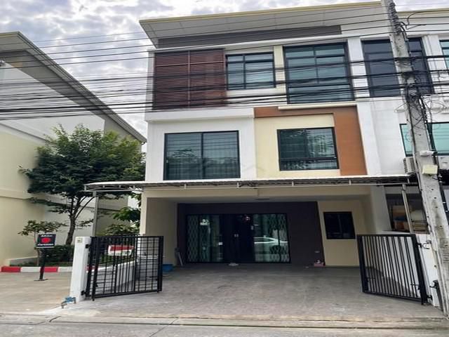 PB5511 ให้เช่าทาวน์โฮม 3 ชั้น โครงการ ซิกเนเจอร์ วิภาวดี เฟอร์พร้อมอยู่ บ้านหลังริม สไตล์ Modern Tropical