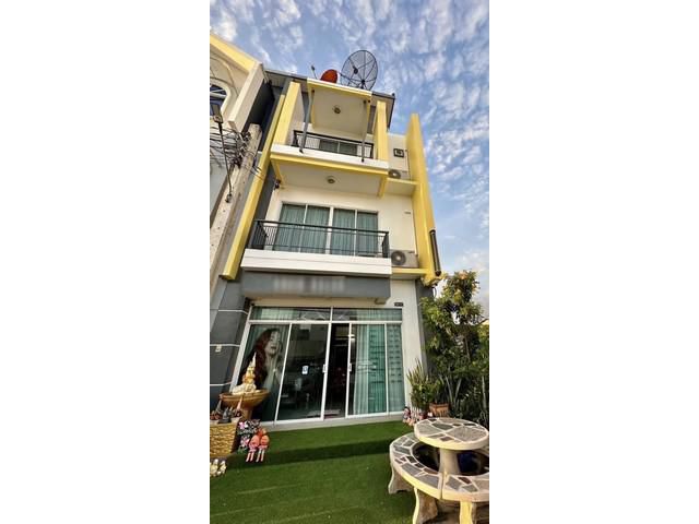 ขาย ทาวน์โฮม 3 ชั้น  เคริซทาวน์ มีนบุรี  ห้องมุม  ใกล้สุวรรณภูมิ