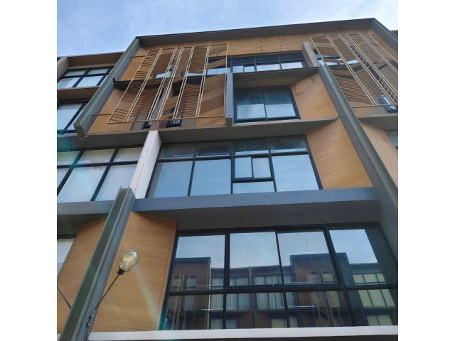 โฮมออฟฟิศ 5 ชั้น สไตล์ Modern Luxury Loft พร้อมลิฟต์ส่วนตัว