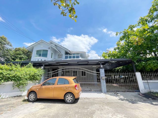 ขายบ้านเดี่ยว 2 ชั้น หมู่บ้านเศรณี ซ.วัดเวฬุวนาราม 18  หลังมุม เนื้อที่ 98.5 ตารางวา 3 ห้องนอน ถนนสรงประภา