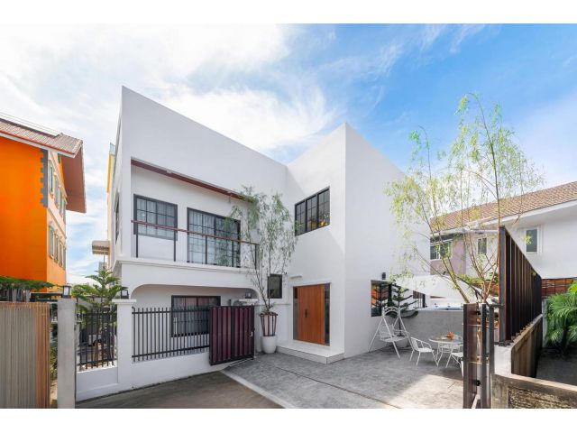 ขายบ้านเดียวพร้อมสระห้วยขวางใจกลางเมือง 5 ห้องนอน