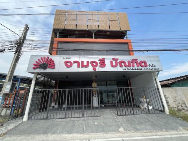 ขายด่วน บ้านเดี่ยว 3 ชั้น ตกแต่งสไตล์โมเดิร์นกว่า 5 ล้านบาท ทำเลทอง อยู่ตรงข้ามห้างเซ็นทรัล ชลบุรี