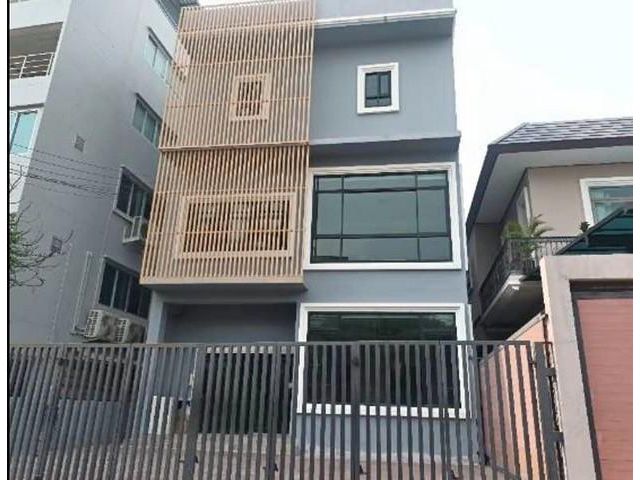 BH3654 ให้เช่าอาคารพาณิชย์ 3 ชั้น พร้อมลิฟต์โดยสาร ใจกลางสุขุมวิท