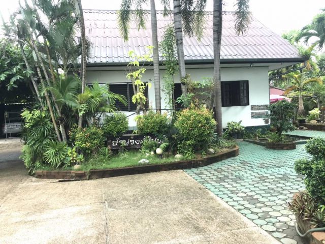 ขายบ้านสวย+ที่ดินกว้าง ทำเลดีติดถนนหลัก ตกแต่งสวยบรรยากาศดีเดินทางสะดวกน้ำไม่ท่วม
