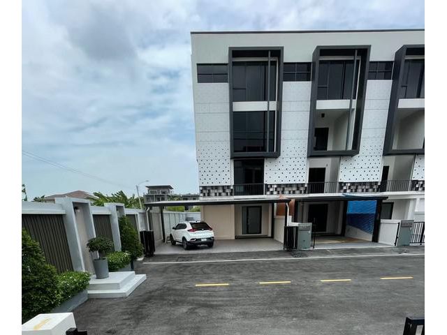 ให้เช่าโฮมออฟฟิศห้องมุมรามอินทรา62 305ตร.ม.ใกล้รถไฟฟ้ารามอินทรากม