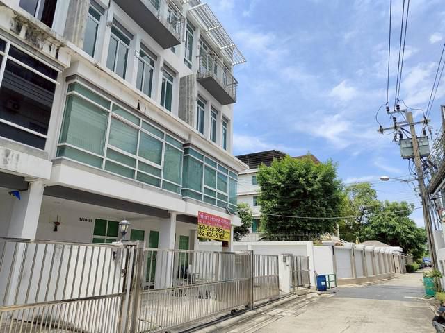 ให้เช่าโฮมออฟฟิศ Modern Style ขนาดใหญ่ 2 คูหา 4 ชั้น  ประชาอุทิศ