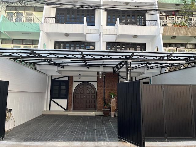 BH3663 ให้เช่าทาวน์โฮม 2 คูหาใจกลางสาทร ตกแต่งใหม่ พร้อมอยู่