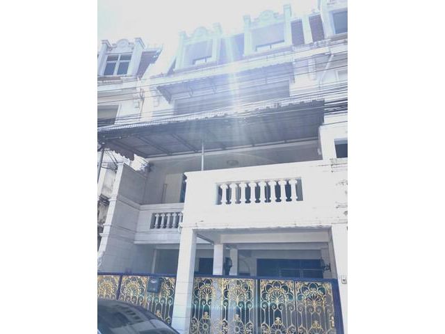 ให้เช่าทาวน์เฮ้าส์  ใกล้  จุดขึ้น-ลง ทางด่วนสาธุประดิษฐ์ บ้านร่มส
