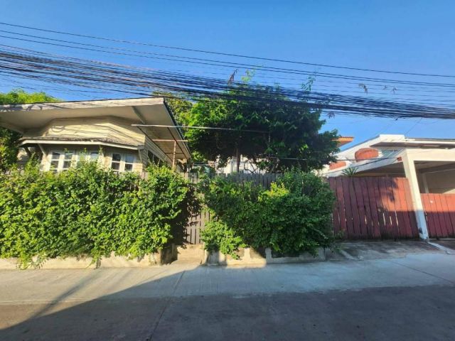 Big House for rent long term good location no Furniture on Sukhumvit 93