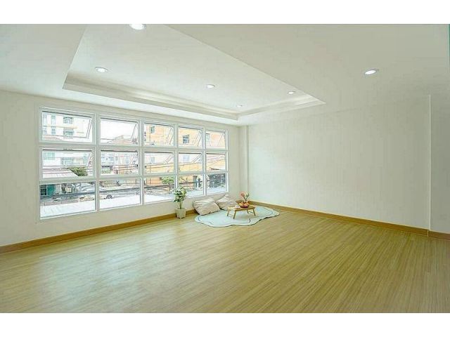 Rent Town House 3 storeys very nice and clean without Furnitures