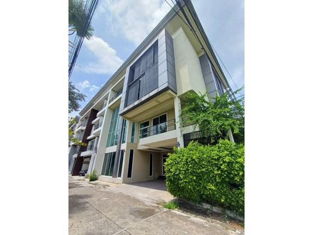 ขายโฮมออฟฟิต4ชั้นห้องมุม600 ตร.ม.ย่านรามอินทราใกล้แฟชั่นไอแลนส์
