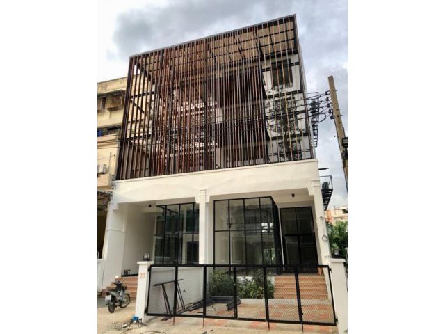 ให้เช่าทาวน์โฮม4.5 ชั้น รีโนเวทใหม่ เนื้อที่ 38 ตร.วา สไตล์โ Loft ซอยสุขุมวิท 62 ใกล้ BTS บางจาก ใกล้ทางด่วน สุขุมวิท 62