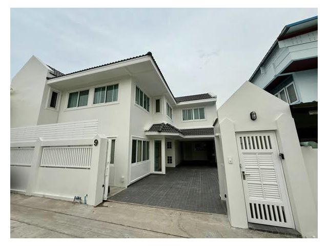 ให้เช่าบ้านเดี่ยวรีโนเวทใหม่ย่านหัวหมาก พื้นที่ใช้สอย 200 ตรม. พิกัดถนนรามคำแหง แขวงหัวหมาก เขตบางกะปิ กรุงเทพฯ