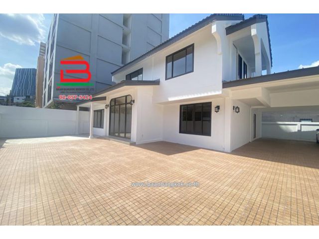 บ้านเดี่ยวพร้อมที่ดิน (รีโนเวททั้งหลัง) แจ้งวัฒนะ 28 แยก 2 หลังเซ็นทรัลแจ้งวัฒนะ เนื้อที่ 87.7 ตารางวา ตำบลบางตลาด อำเภอปากเกร็ด จังหวัดนนทบุรี