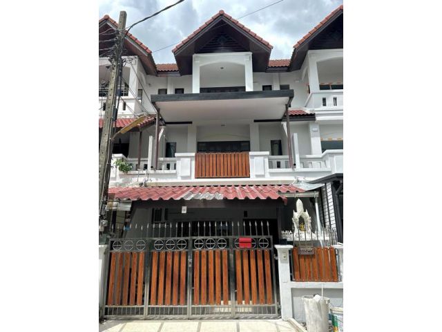 ให้เช่าทาวน์โฮม 3 ชั้น ซอยลาดพร้าว101 ใกล้เดอะมอลล์บางกะปิ  4 ห้องนอน แอร์ 5 ตัว เฟอร์นิเจอร์ครบ