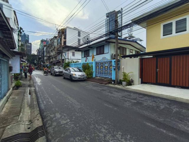 Smaller Land for sale  Soi Pracharat Bamphen Huai Khwang area