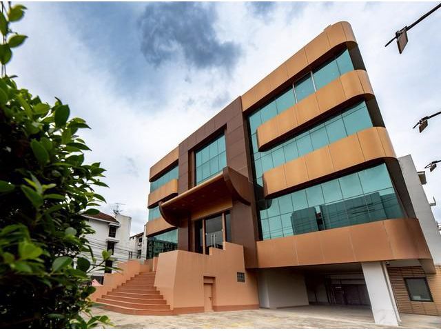 ให้เช่าสำนักงานพร้อมลิฟต์ 1500 ตร.ม.ย่านทาวน์อินทาวน์ติดเลียบด่วน