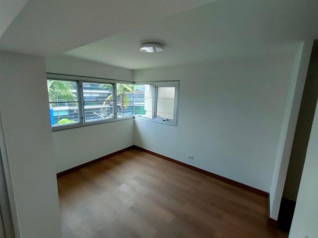 ขายคอนโด วิคตอเรีย เลควิว Victoria Lakeview  เมืองทอง 82.70 ตร.ม. 2 นอน 2 น้ำ