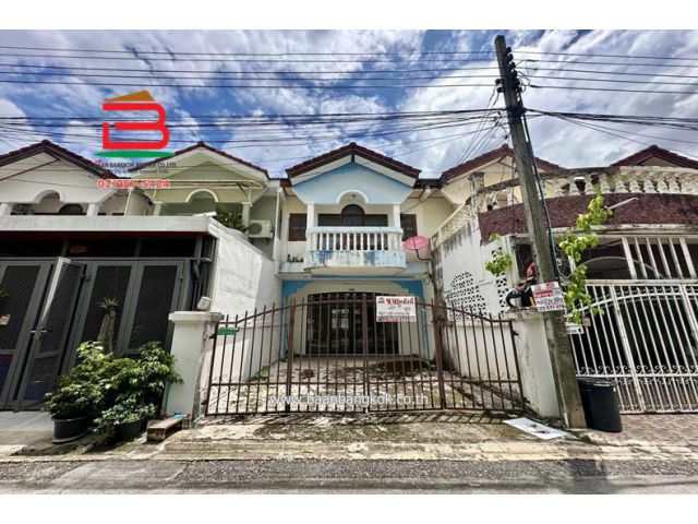 ทาวน์เฮาส์ หมู่บ้าน วังวราเวศน์ 3 เนื้อที่ 24.9 ตรว. ซอยรามอินทรา 14 แยก 5 ถนนรามอินทรา แขวงจรเขบัว เขตบางกะปิ กรุงเทพมห