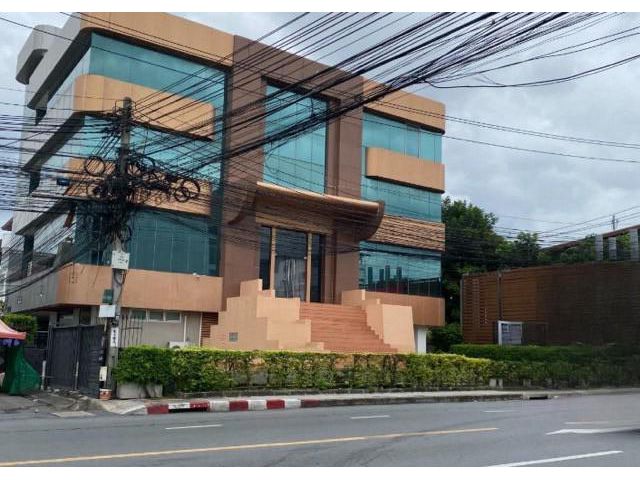 ให้เช่าอาคาร 5 ชั้น เนื้อที่ 1 ไร่ พื้นที่ใช้สอยประมาณ 1500 ตร.ม. Location ทาวน์อินทาวน์ ลาดพร้าว เลียบด่วนตกแต่งใหม่