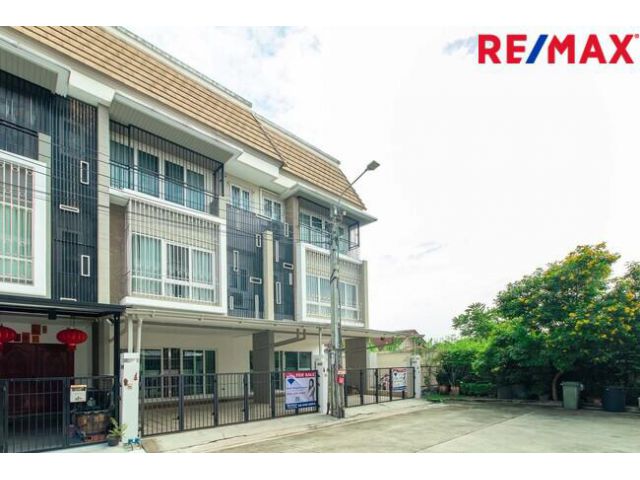 ขายทาวน์โฮม3ชั้น ห้องริมมีพื้นที่ ม.เออร์เบิน สาทร ติดถนนราชพฤกษ์ ใกล้รถไฟฟ้า BTS และ MRT บางหว้า