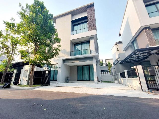 ให้เช่าบ้านแฝด 3 ชั้น ระดับ Luxury บ้านกลางเมือง คลาสเซ่ เอกมัย-รามอินทรา  ซ.สุคนธสวัสดิ์ 19 เกษตร-นวมินทร์ ใกล้แยกเสนา