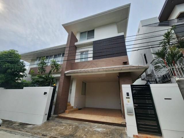 ให้เช่าบ้านหรู 3 ชั้น ขนาด 5ห้องนอน ย่านรัชดานิเวศน์ 16 เขตห้วยขว