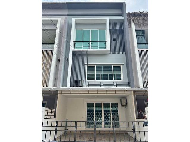 ให้เช่าทาวโฮม3 ชั้นใกล้ซีคอนสแควร์ศรีนครินทร์ และรถไฟฟ้าหัวหมาก