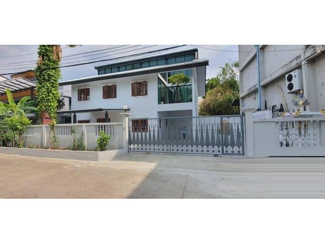 PB5596 ให้เช่าบ้านเดี่ยว 3ห้องนอน 3ห้องน้ำ 2ห้องประชุมขนาดใหญ่ เหมาะทำโฮมออฟฟิศ ย่านโชคชัย4 บ้านพร้อมเครื่องปรับอากาศ มี