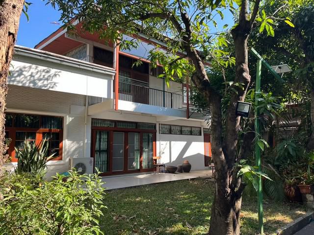 บ้านเดี่ยว  245 ตร.วา  3 ห้องนอน 4 ห้องน้ำ 1 ห้องแม่บ้าน เอกมัย