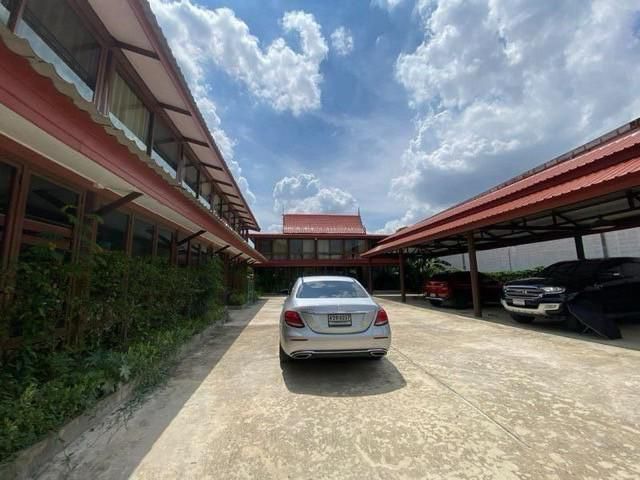 ให้เช่าบ้านบ้านเดี่ยว 2 ชั้น เนื้อที่ 200 วา มีบ้าน 2หลังในพื้นที่ รวม 7ห้องนอน ซอยรามคำแหง 16 จอดรถได้ 12 คัน