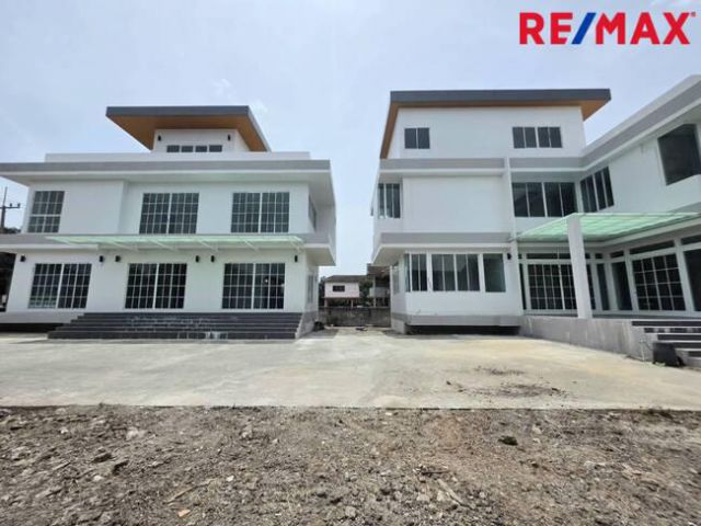 บ้าน/ออฟฟิศสร้างใหม่ 3 ชั้น (2 อาคาร) พื้นที่ใช้สอย 930 ตร.ม. พร้อมจอดรถได้กว่า 10 คัน บนทำเลใกล้ BTS