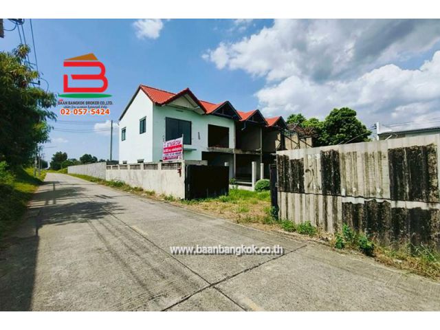 ที่ดินพร้อมสิ่งปลูกสร้าง เนื้อที่ 183 ตรว. ใกล้บิ๊กซี ลำลูกกาคลอง 4 ถนนวิภาวดี ต.ลาดสวาย อ.ลำลูกกา จ.ปทุมธานี