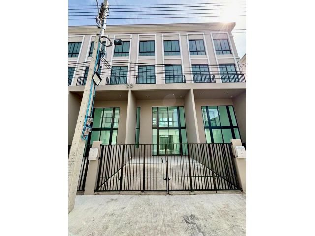 ให้เช่า ทาวน์โฮม 3.5 ชั้น PATIO กัลปพฤกษ์ ติดถนนกาญจนาภิเษก เนื้อที่ 20.4 ตารางวา 4 ห้องนอน แขวงบางแค เขตบางแค กรุงเทพ