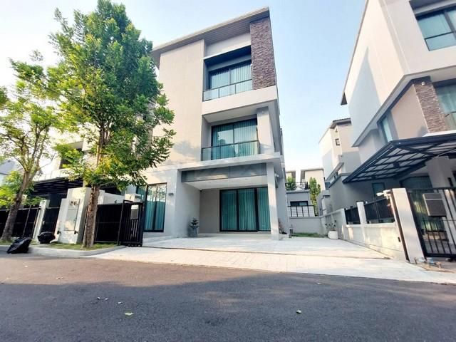 ให้เช่าบ้านแฝด 3 ชั้น ระดับ Luxury 4 ห้องนอน บ้านกลางเมือง คลาสเซ่ เอกมัย-รามอินทรา (Baan Klang Muang Classe) สุคนธสวัส