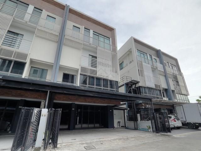 ขายโฮมออฟฟิศสไตล์โมเดิร์น 4 ชั้น DISTRICT ดิสทริค เอกมัย-รามอินทรา (รามอินทรา 40) ชุดเฟอร์ ระบบแอร์, ระบบ LAN และ Wi-Fi
