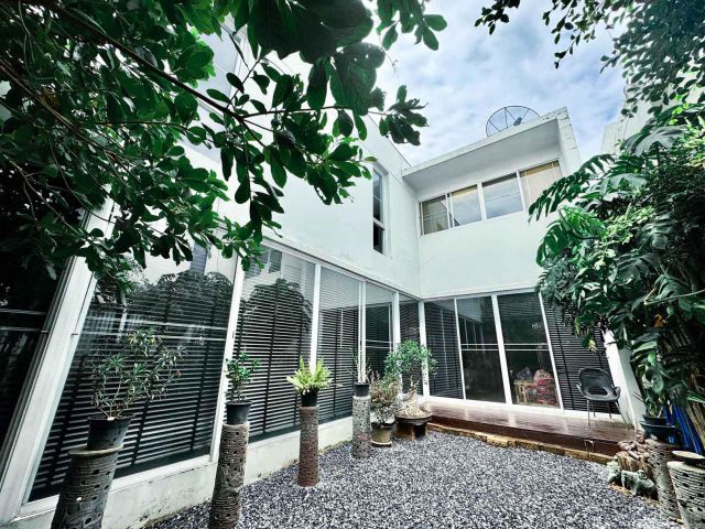 ขายบ้านเดี่ยว Courtyard Villa พระราม 9 – วงแหวน  ออกแบบให้โอบล้อมสวน Courtyard กลางบ้าน ทำให้มองเห็นวิวสวนจากหลายมุมของบ