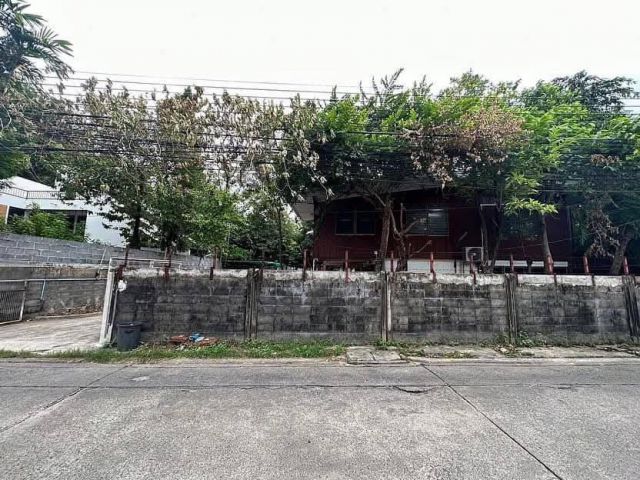 ขายที่ดินเอกมัย22 สุขุมวิท63 ที่ดิน 172ตร.ว จากถนนเอกมัยเข้ามาเพียง 400 ม. เข้าออกได้ทั้งสุขุมวิท71 ปรีดีพนมยงค์ ที่ดินเ