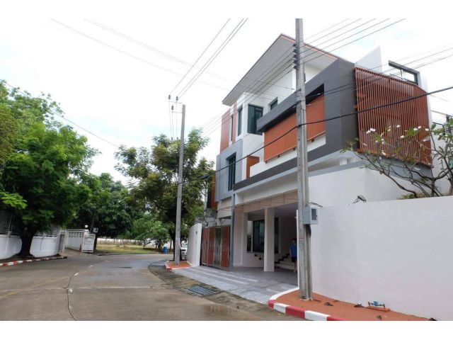 ขายบ้านเดี่ยวบางนา หมู่บ้านกฤษดานคร บางนา กม.6 ใกล้เมกะบางนา บ้านใหม่ พร้อมสระว่ายน้ำ มีชั้นใต้ดิน หมู่บ้านติดถนนบางนาตร