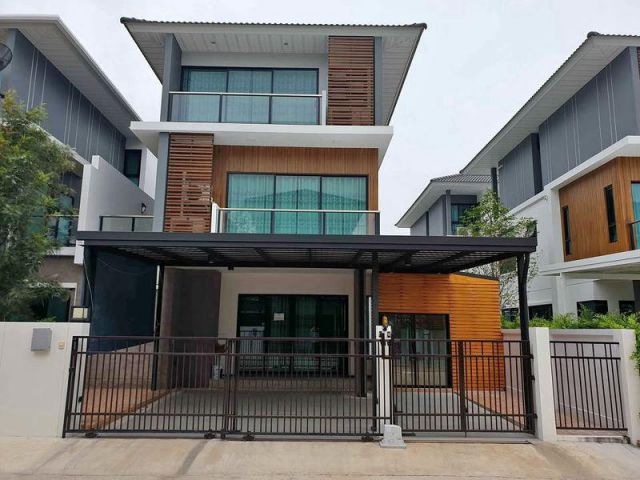 P504 ให้เช่า บ้านแฝด 3 ชั้น โครงการ ศุภาลัย เอสเซ้นส์ ลาดพร้าว ซอยลาดพร้าว 107  ให้เช่าบ้านเปล่า ใกล้เดอะมอลล์บางกะปิ