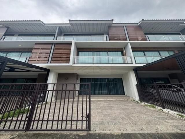 PB5649 ขายทาวน์โฮม 3 ชั้น ย่านลาดพร้าว บางกะปิ โครงการ ศุภาลัย เอสเซ้นส์ ซอยลาดพร้าว 107 ใกล้รถไฟฟ้าสีเหลือง บ้านใหม่ไม่